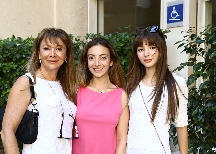 Σοφία Γιαννικοπούλου με τις κόρες της Αμαλία και Δανάη Κούστα