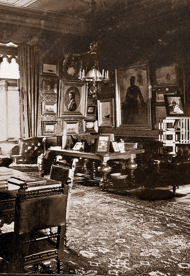 Το γραφείο του Γεωργίου Α΄ το 1892 με μεγάλο αριθμό πινάκων