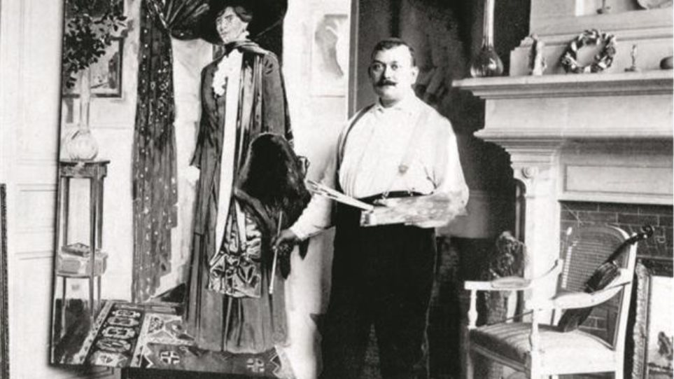 Ο ζωγράφος Κωνσταντίνος Παρθένης στο ατελιέ του. Πίσω του το ολόσωμο πορτρέτο της γυναίκας του Ιουλίας
