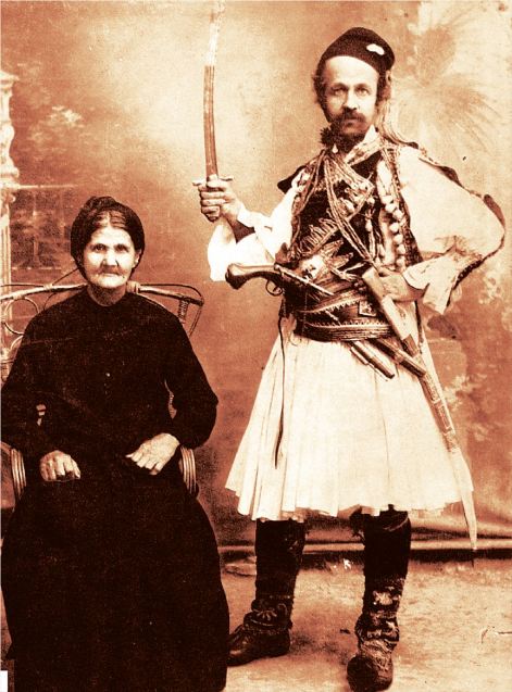 Ο Θεόφιλος Χατζημιχαήλ φωτογραφίζεται με τη μητέρα του