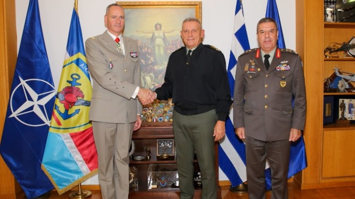 Με τον αρχηγό Χερσαίων Δυνάμεων της Γαλλίας στρατηγό Pierre Schill, συναντήθηκε, σήμερα, Δευτέρα 24 Οκτωβρίου, ο αρχηγός ΓΕΕΘΑ στρατηγός Κωνσταντίνος Φλώρος