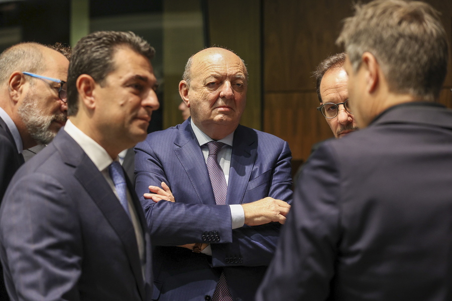 Ο υπουργός Ενέργειας Κώστας Σκρέκας, ο Ιταλός υπουργός Περιβάλλοντος και Ενεργειακής Ασφάλειας Gilberto Pichetto Fratin και ο Γερμανός Υπουργός Οικονομίας και Κλίματος Robert Habeck στην έναρξη του Συμβουλίου Μεταφορών, Τηλεπικοινωνιών και Ενέργειας της ΕΕ (Ενέργεια) στο Λουξεμβούργο, 25 Οκτωβρίου 2022