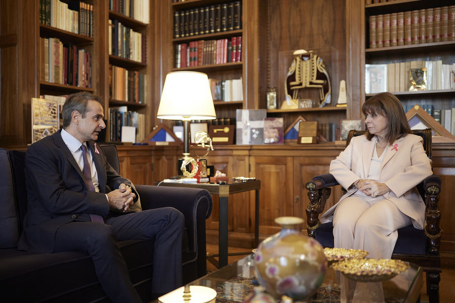 Η Πρόεδρος της Δημοκρατίας Κατερίνα Σακελλαροπούλου συνομιλεί με τον πρωθυπουργό Κυριάκο Μητσοτάκης