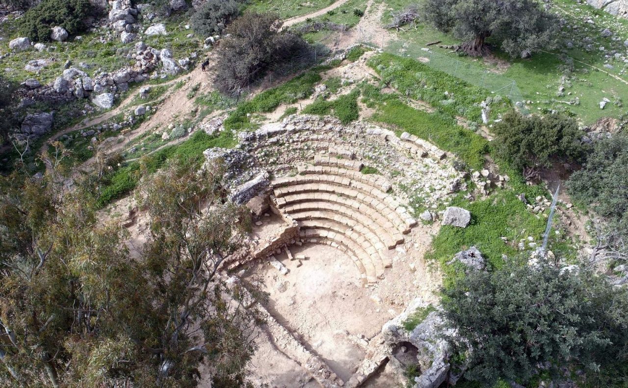 Άποψη του αρχαίου ωδείου στην πόλη Λισό - ωδείο