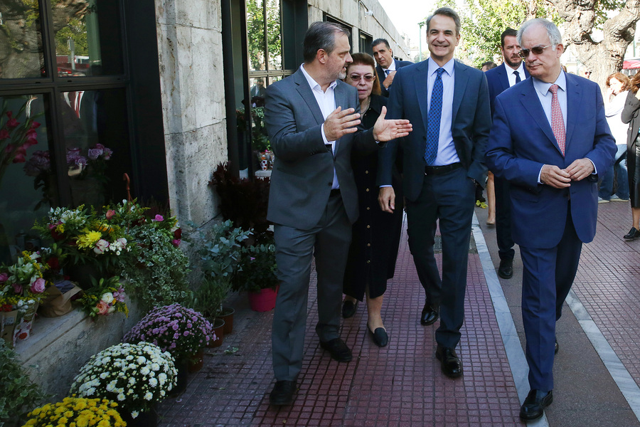 Ο πρωθυπουργός Κυριάκος Μητσοτάκης επισκέπτεται τα ανακαινισμένα ανθοπωλεία που βρίσκονται έξω από το προαύλιο της Βουλής (ΑΠΕ-ΜΠΕ)