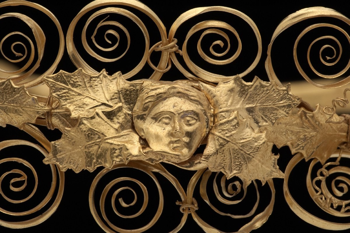 Χρυσό διάδημα διακοσμημένο με κεφαλή Αφροδίτης. Από την αρχαία Λητή, αρχές 3ου π.Χ. αιώνα