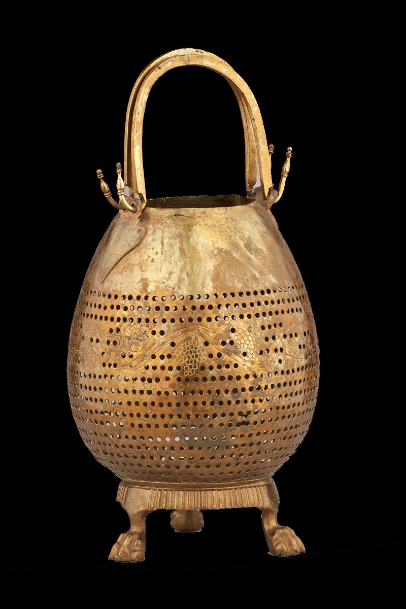 Χάλκνιο διάτρητο σκεύος για να διαχέεται το φως του λυχναριού, Από τάφο του Δερβενίου, 325-300 π.Χ. - Θεσσαλονίκη