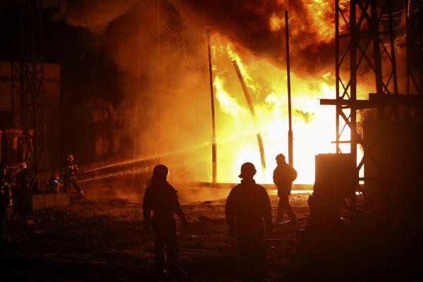 Πυροσβέστες στην Ουκρανία επιχειρούν να σβήσουν φωτιά σε εγκαταστάσεις ηλεκτρικής ενέργειας μετά από βομβαρδισμό