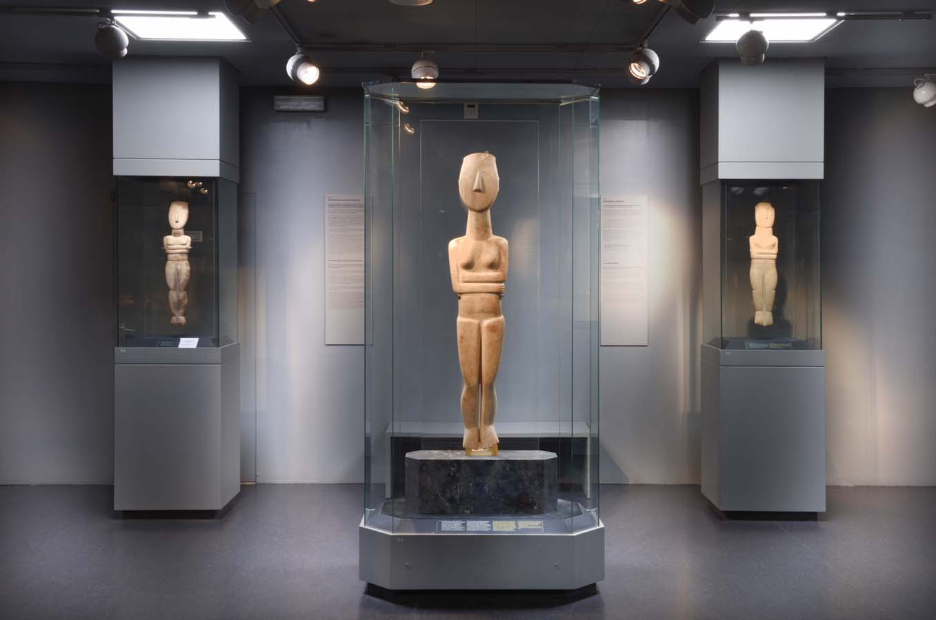 Αίθουσα με κυκλαδικά ειδώλια στο Μουσείο Κυκλαδικής Τέχνης