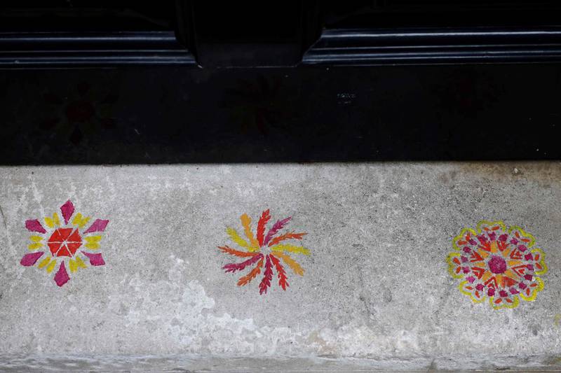 Τα «ρανγκόλι» ινδουιστικά σύμβολα στο κατώφλι της Ντάουνινγκ Στριτ
