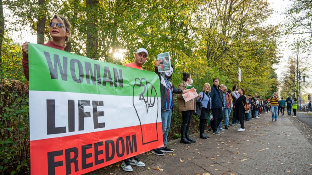 Διαδηλωτές έξω από την πρεσβεία του Ιράν στο Βερολίνο σε παράταξη