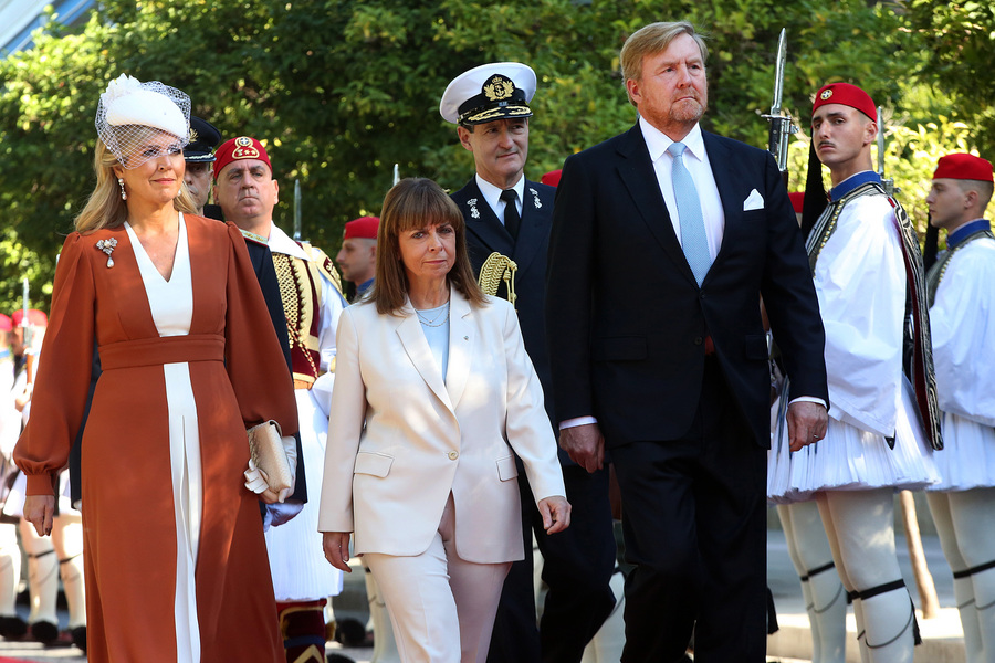 Η Πρόεδρος της Δημοκρατίας Κατερίνα Σακελλαροπούλου, ο Βασιλιάς της Ολλανδίας Willem-Alexander και η Βασίλισσα Maxima επιθεωρούν τιμητικό άγημα Ευζώνων της Προεδρικής Φρουρας κατά την επίσημη τελετή υποδοχής τους στο Προεδρικό Μέγαρο, Αθήνα ΑΠΕ/ΜΠΕ/ΟΡΕΣΤΗΣ ΠΑΝΑΓΙΩΤΟΥ