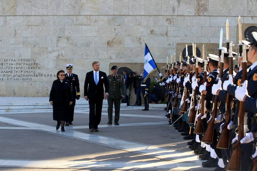 O Βασιλιάς της Ολλανδίας Willem-Alexander επιθεωρεί τιμητικό άγημα κατά την διάρκεια κατάθεσης στεφάνου στο μνημείο του Άγνωστου Στρατιώτη ΑΠΕ-ΜΠΕ / ΑΛΕΞΑΝΔΡΟΣ ΒΛΑΧΟΣ