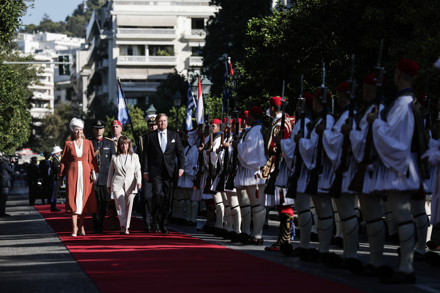 Η Πρόεδρος της Δημοκρατίας Κατερίνα Σακελλαροπούλου, ο Βασιλιάς της Ολλανδίας Willem-Alexander και η Βασίλισσα Maxima επιθεωρούν τιμητικό άγημα Ευζώνων της Προεδρικής Φρουρας κατά την επίσημη τελετή υποδοχής τους στο Προεδρικό Μέγαρο