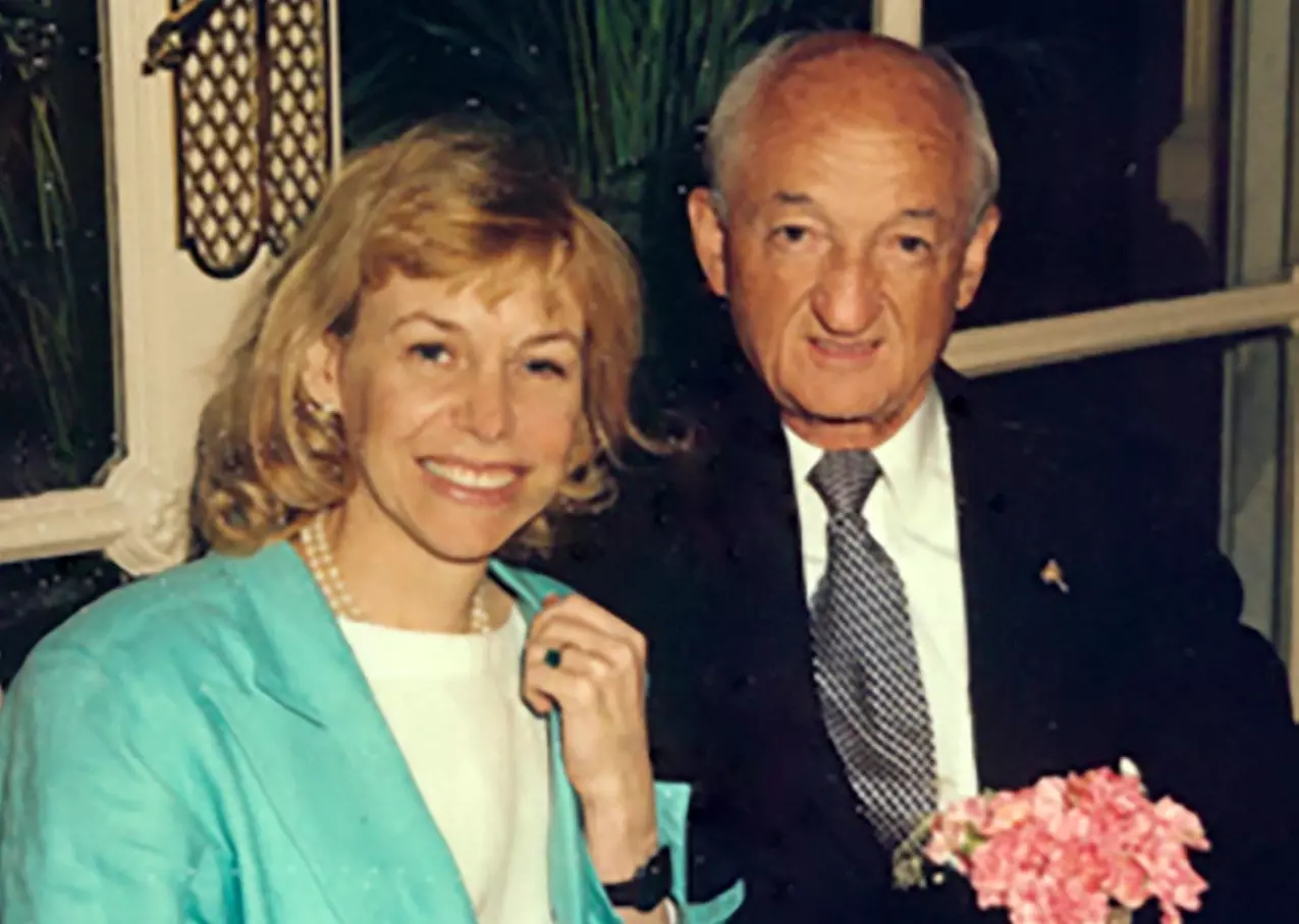 Η Μίτσι Πέρντιου με το σμαραγδένιο δακτυλίδι και ο σύζυγός της Φρανκ Πέρντιου 