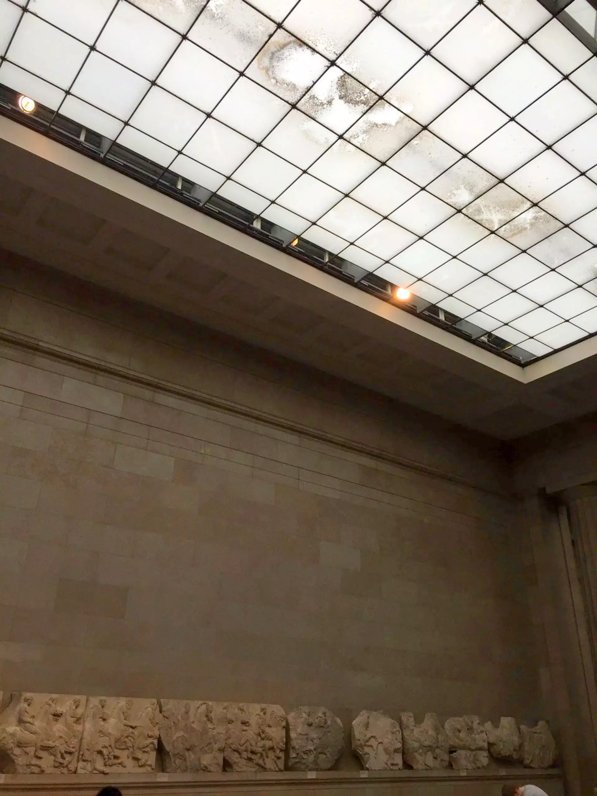 Η οροφή της αίθουσας των Γλυπτών του Παρθενώνα με πολλούς λεκέδες, ακριβώς πάνω από τη ζωφόρο στο Βρετανικό Μουσείο