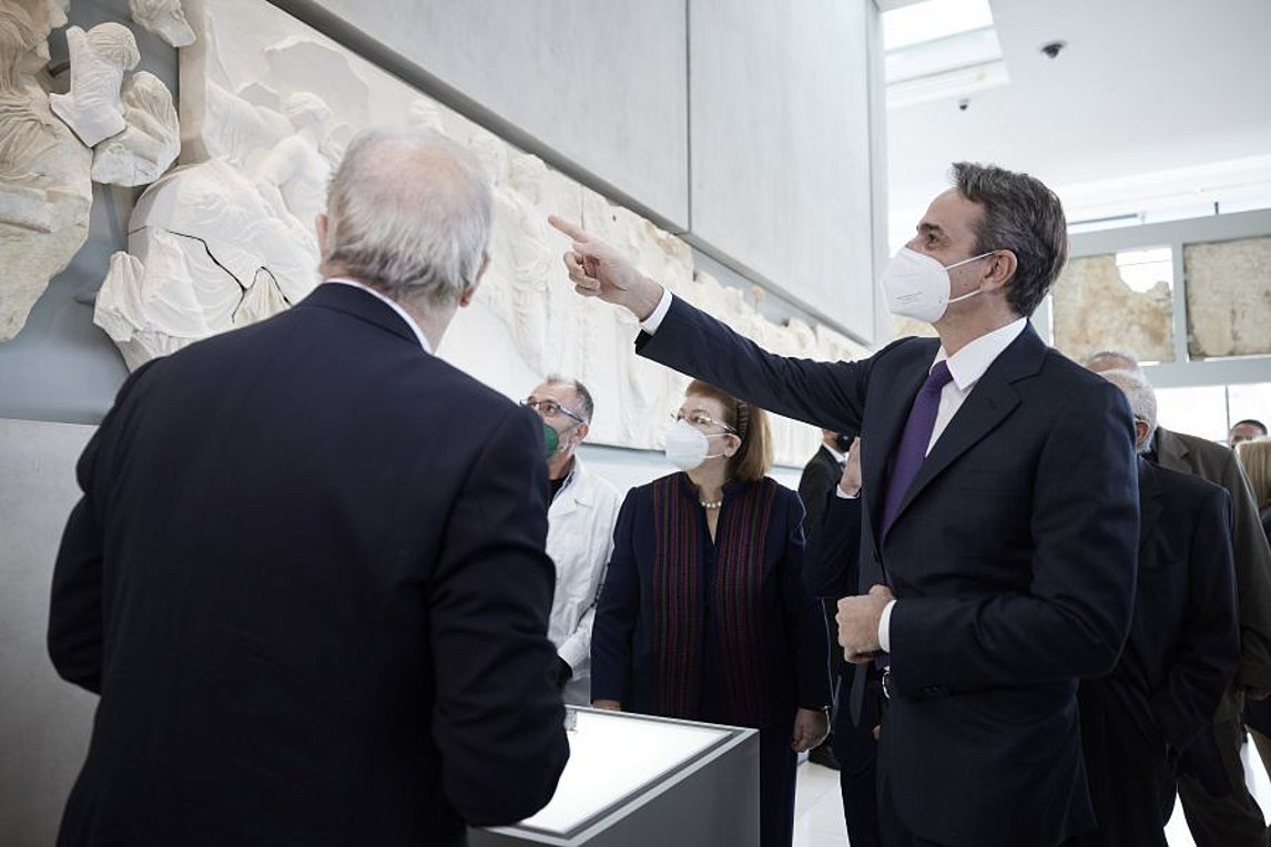 Ο πρωθυπουργός Κυριάκος Μητσοτάκης στο Μουσείο Ακρόπολης κατά την μόνιμη επιστροφή στην Ελλάδα του «θραύσματος Fagan» από τη Σικελία