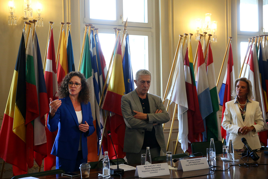 Οι ευρωβουλευτές, Sophia In T Veld, Στέλιος Κούλογλου και Ελίζα Βοζενμπεργκ, μέλη της Επιτροπής του Ευρωκοινοβουλίου PEGA/ ΑΠΕ-ΜΠΕ/ΟΡΕΣΤΗΣ ΠΑΝΑΓΙΩΤΟΥ