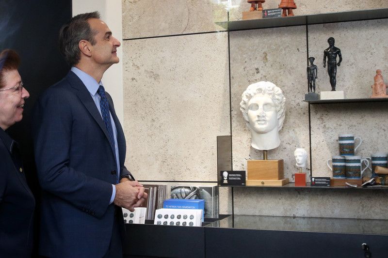 Ο πρωθυπουργός Κυριάκος Μητσοτάκης και η υπουργός Πολιτισμού Λίνα Μενδώνη κατά τα εγκαίνια του πωλητηρίου - Ο αρχαίος ελληνικός πολιτισμός ανάμεσα στα Ανθοπωλεία της Βουλής