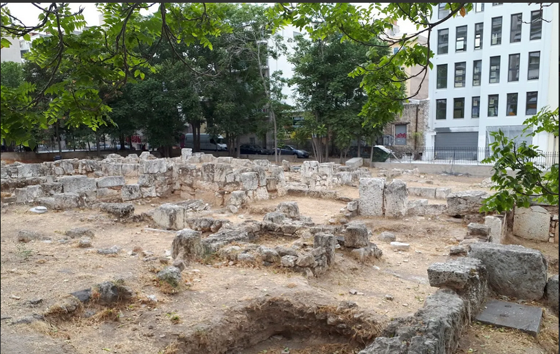 Τμήμα του αρχαιολογικού χώρου στην πλατεία Ροντήρη