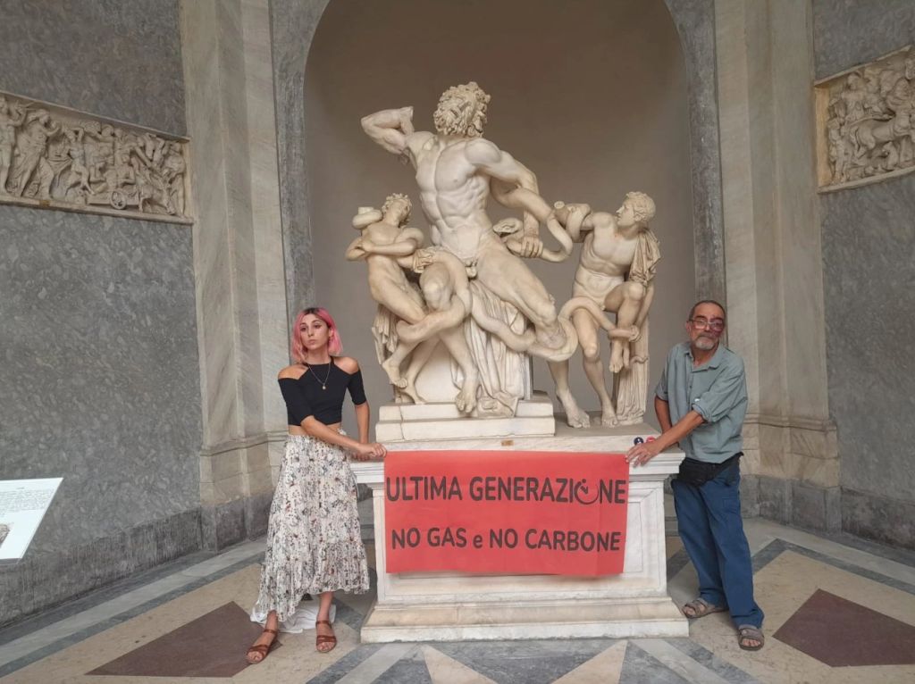 Ακτιβιστές με κολλημένα τα χέρια στο Σύμπλεγμα του Λαοκόοντα στο Βατικανό
