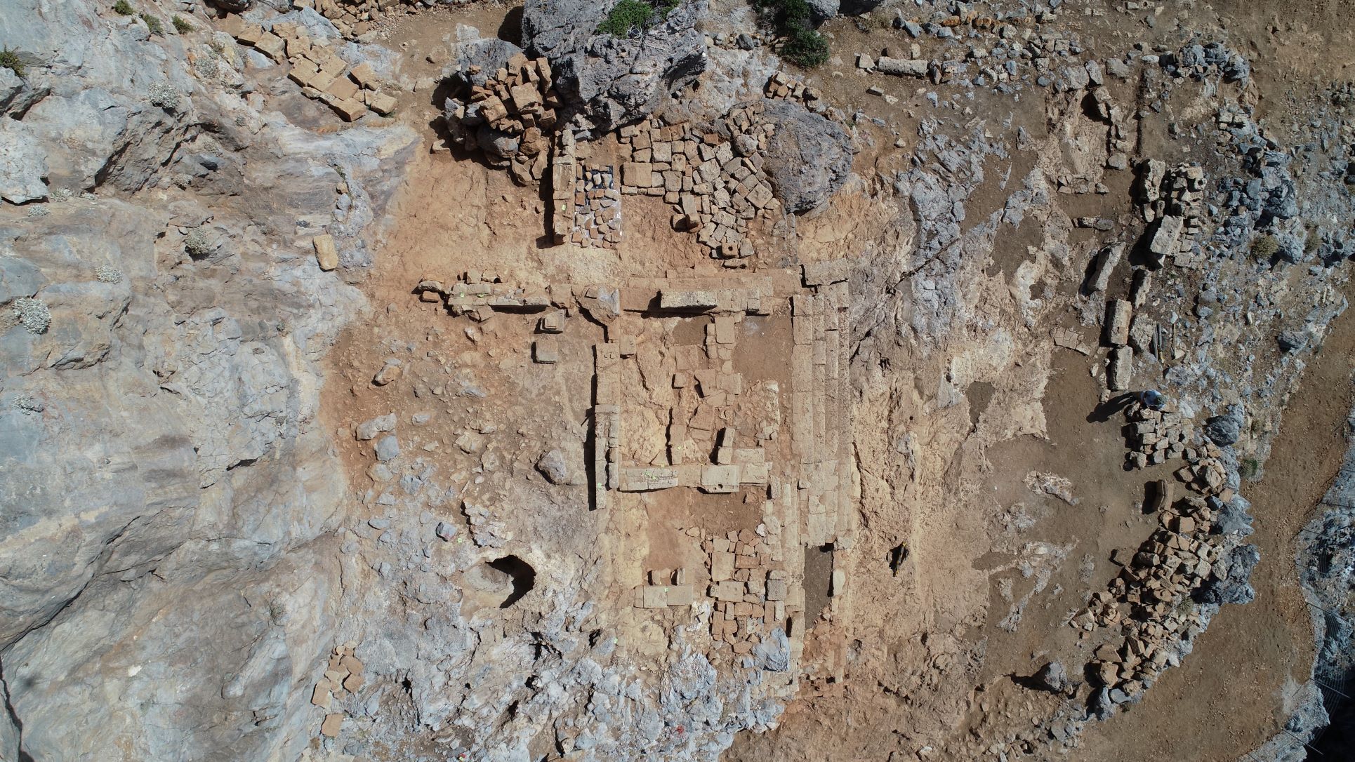 Ναός της Δήμητρας σκαρφαλωμένος σε βουνό της Κρήτης