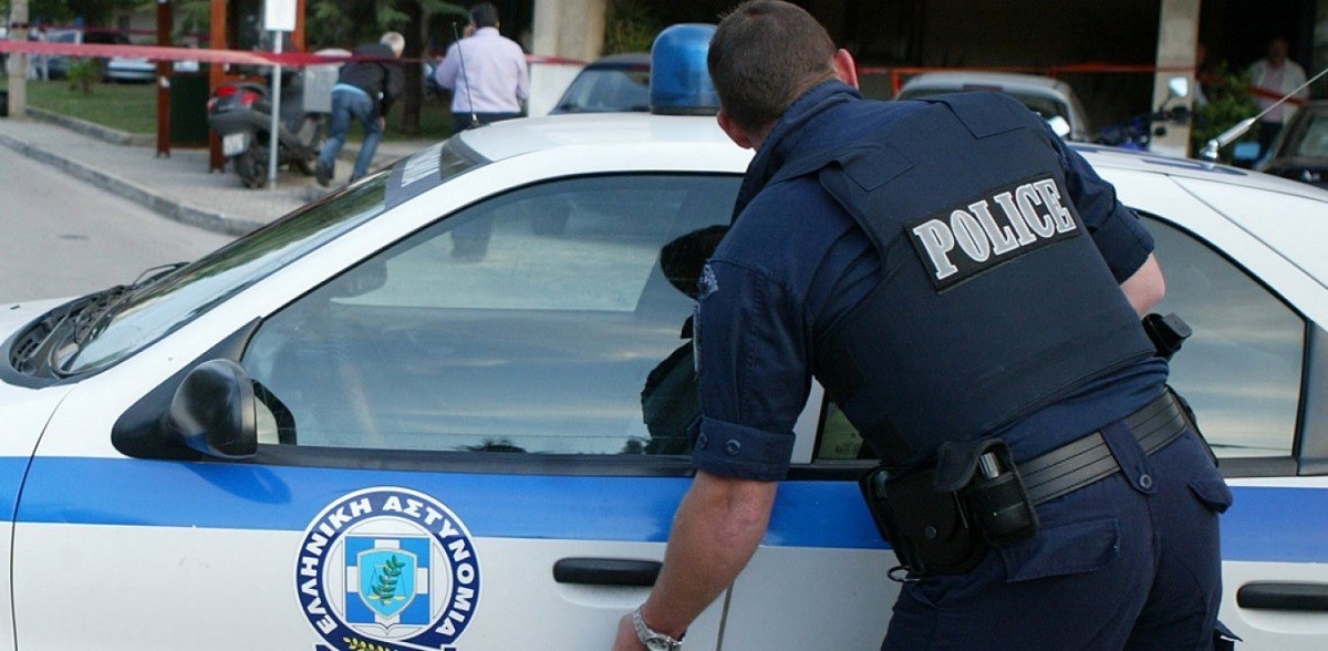 αστυνομικός καθώς ανοίγει πόρτα περιπλικού