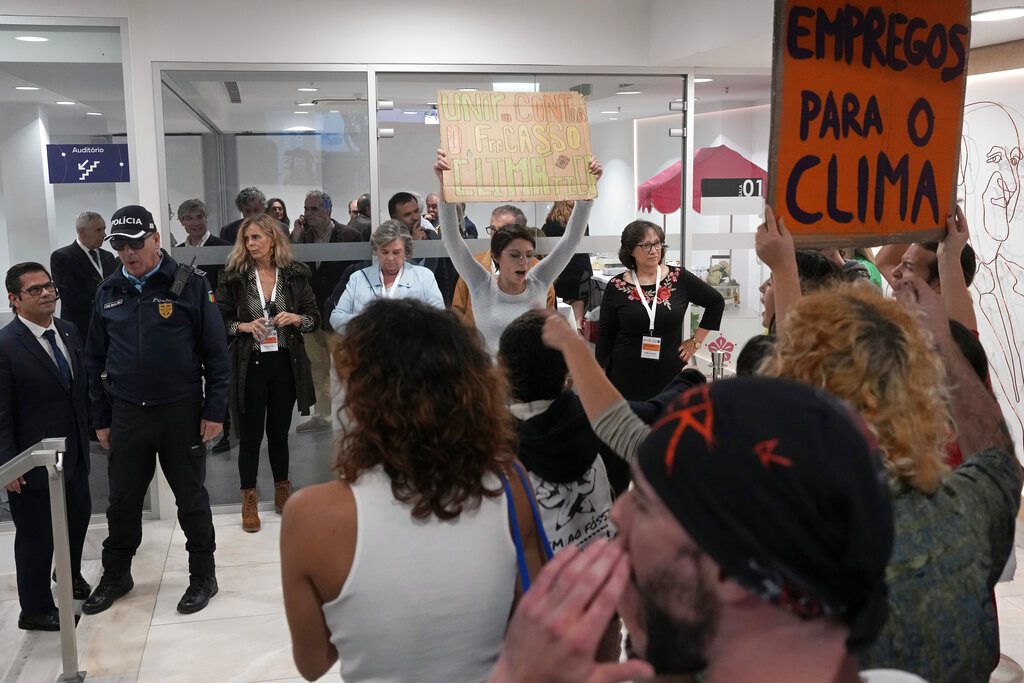 Διαδηλωτές για το κλίμα στην Πορτογαλία διαμαρτύρονται εντός αίθουσας που μιλά ο πορτογάλος υπουργός Οικονομικών
