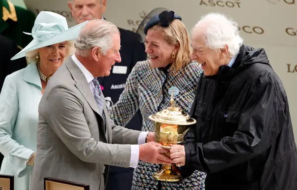 Ο Έβελιν ντε Ρότσιλντ παραλαμβάνοντας βραβείο από τον τότε πρίγκιπα Κάρολο στις ιπποδρομίες του Ασκοτ το 2018. Παρούσα οι σύζυγοι Καμίλα του Καρόλου και Λιν του Ρότσιλντ