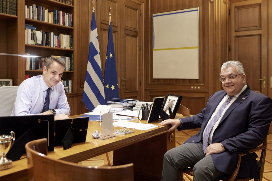 Ο πρωθυπουργός Κυριάκος Μητσοτάκης συναντάται με τον πρύτανη του Αριστοτελείου Πανεπιστημίου Θεσσαλονίκης Νίκο Παπαϊωάννου, στο Μέγαρο Μαξίμου