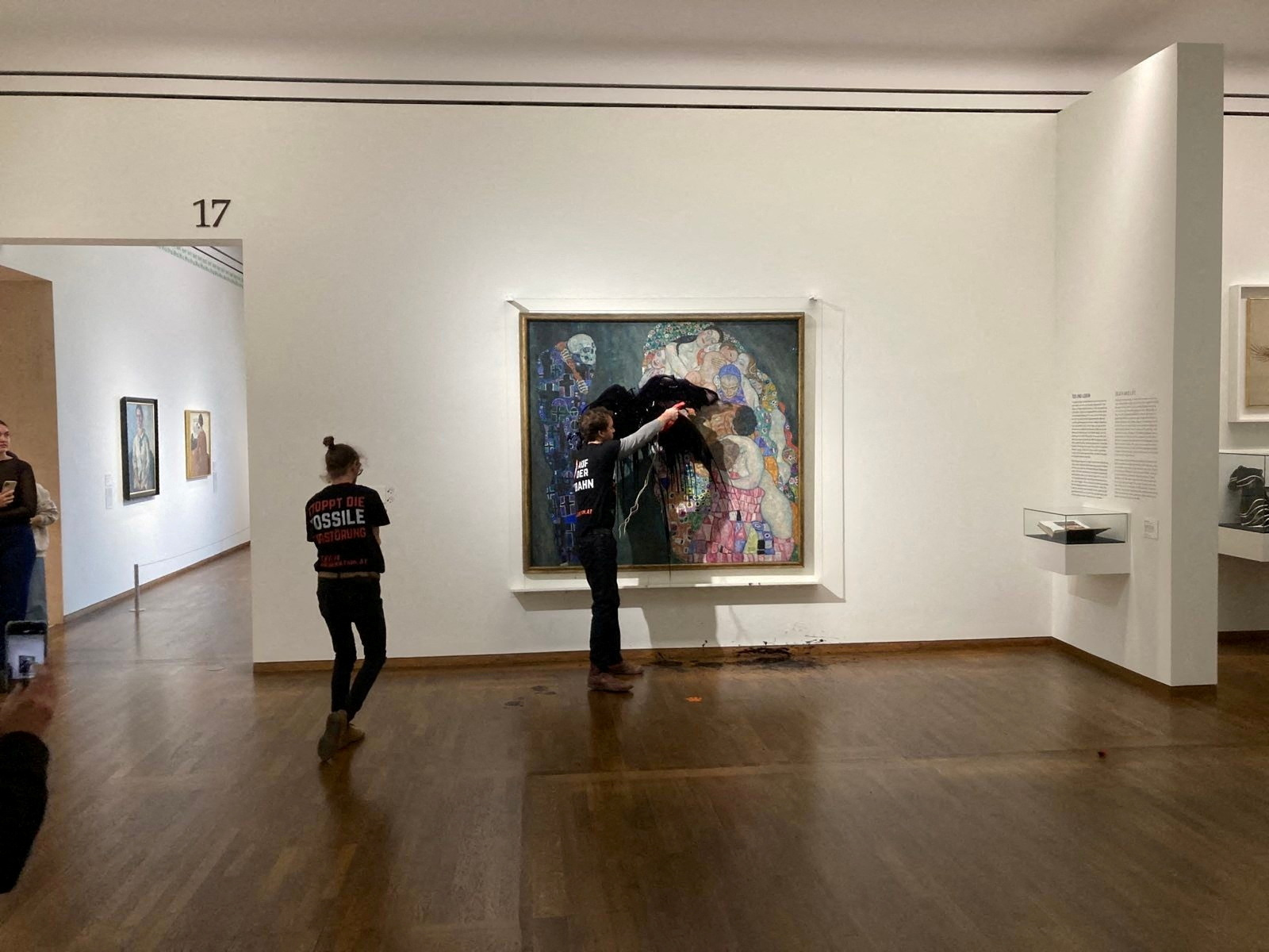 Βιέννη: Ακτιβιστές πέταξαν μαύρο υγρό σε αριστούργημα του Γκούσταβ Κλιμτ