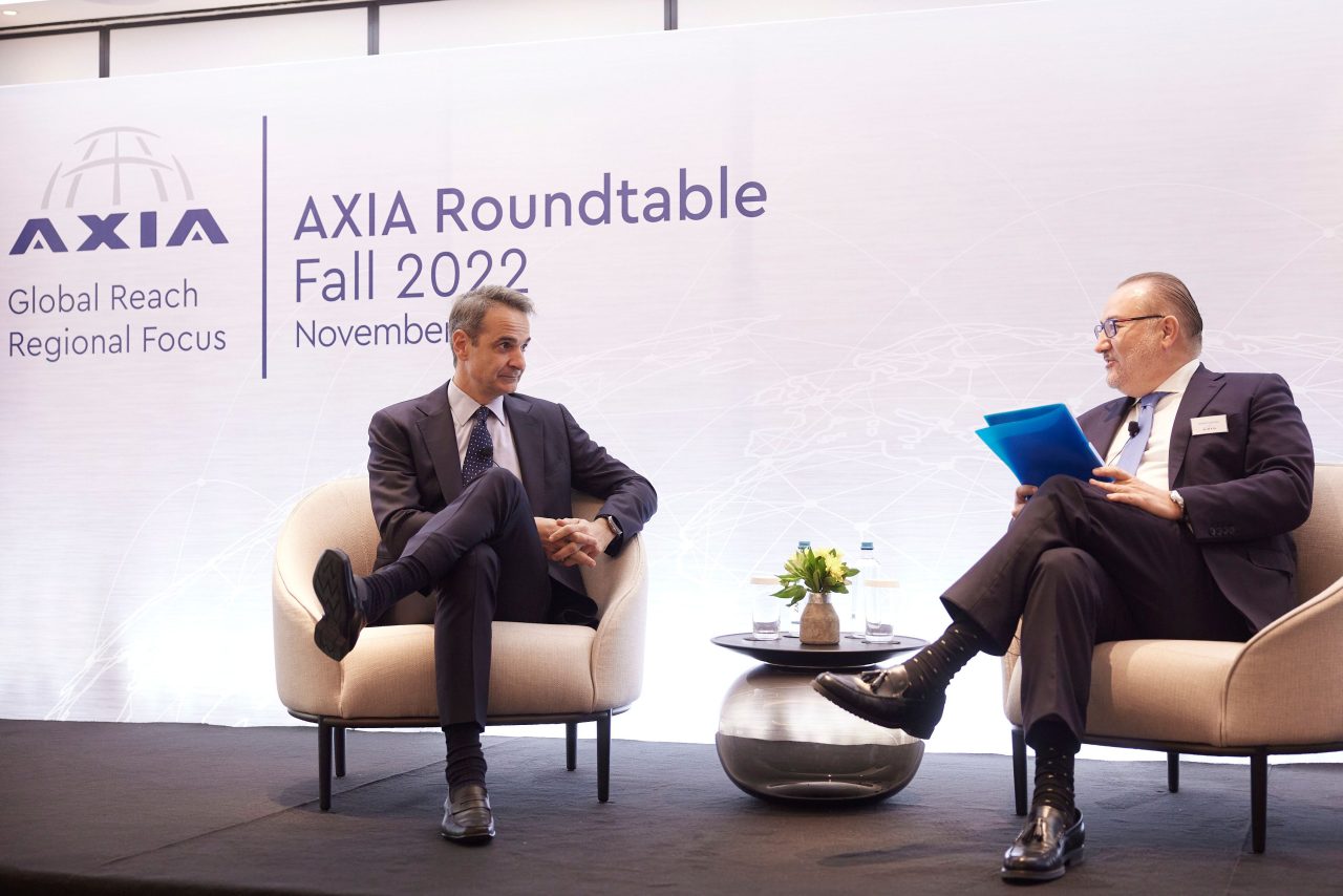 Κυριάκος Μητσοτάκης και Γιώργος Λινάτσας συνομιλούν στο πλαίσιο του ΑΧΙΑ Roundtable
