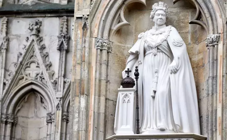 Το νέο άγαλμα της Ελισάβετ Β΄ στον καθεδρικό ναό Γιορκ Μίνστερ