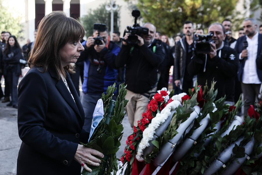 Η Πρόεδρος της Δημοκρατίας Κατερίνα Σακελλαροπούλου καταθέτει στεφάνι στο μνημείο που βρίσκεται στην είσοδο του Πολυτεχνείο