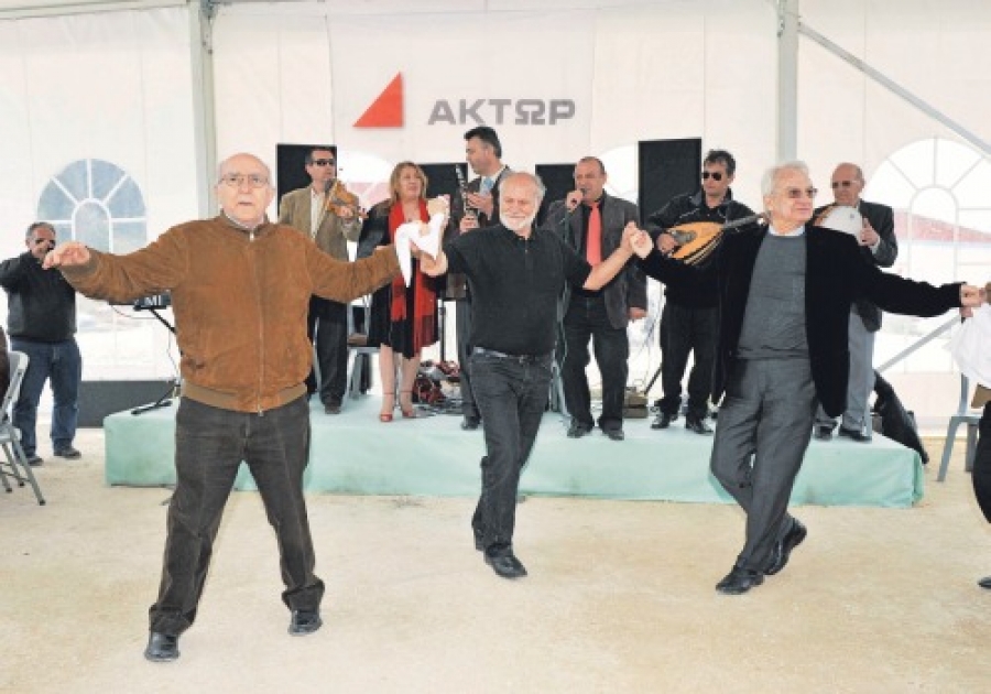 Ο Γιώργος Σουφλιάς σέρνει τον χορό, σε παλαιότερη εκδήλωση της εταιρίας ΑΚΤΩΡ, μαζί με τον Δημήτρη Κούτρα αλλά και τον πρώην υπουργό και βουλευτή Τρικάλων Σωτήρη Χατζηγάκη.