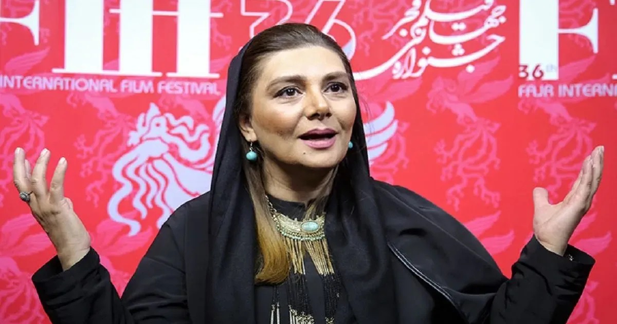 Η ιρανή ηθοποιός Χενγκαμέχ Γαζιάνι με μαντίλα
