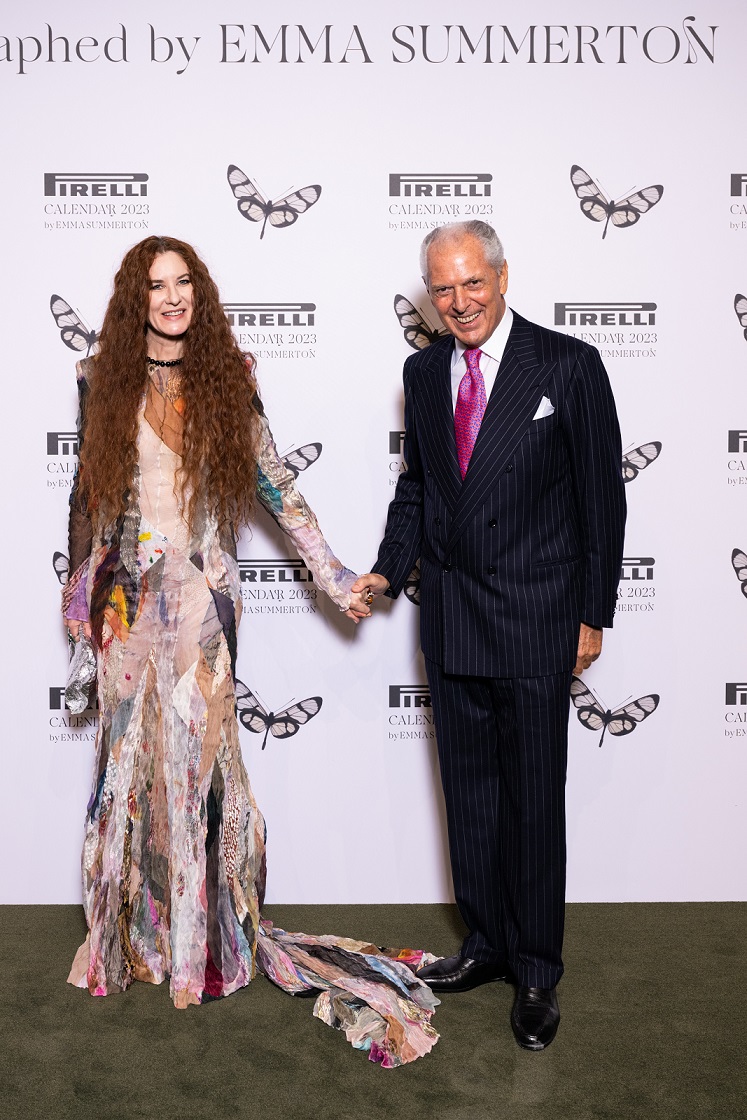 Η δημιουργός του ημερολογίου Emma Summerton με τον πρόεδρο της Pirelli Marco Tronchetti Provera.