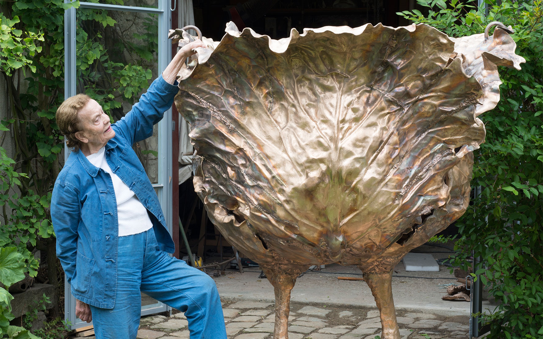 Η Κλοντ Λαλάν με το διάσημο έργο της λάχανο και κοτόπουλο (2014)