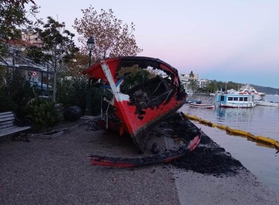 Πυρκαγιά σε Ε/Γ – Λάντζα στον Πόρο