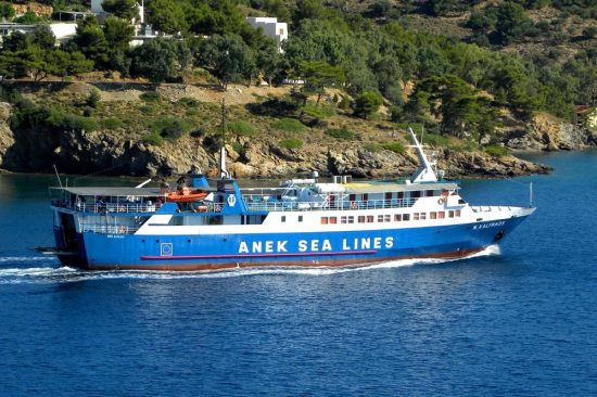 Το «Νήσος Κάλυμνος» προσέκρουσε σε βραχώδη περιοχή – Ταλαιπωρία για 31 επιβάτες και 18 άτομα πλήρωμα