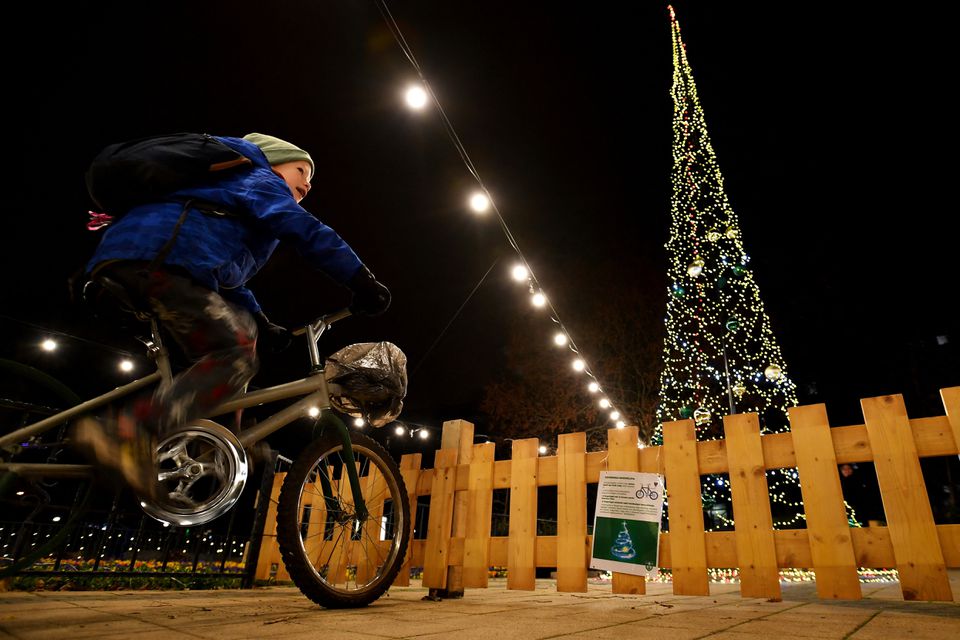 Ουγγαρία: Οι πολίτες ποδηλατούν για να ανάψουν τα φώτα χριστουγεννιάτικου δένδρου στη Βουδαπέστη