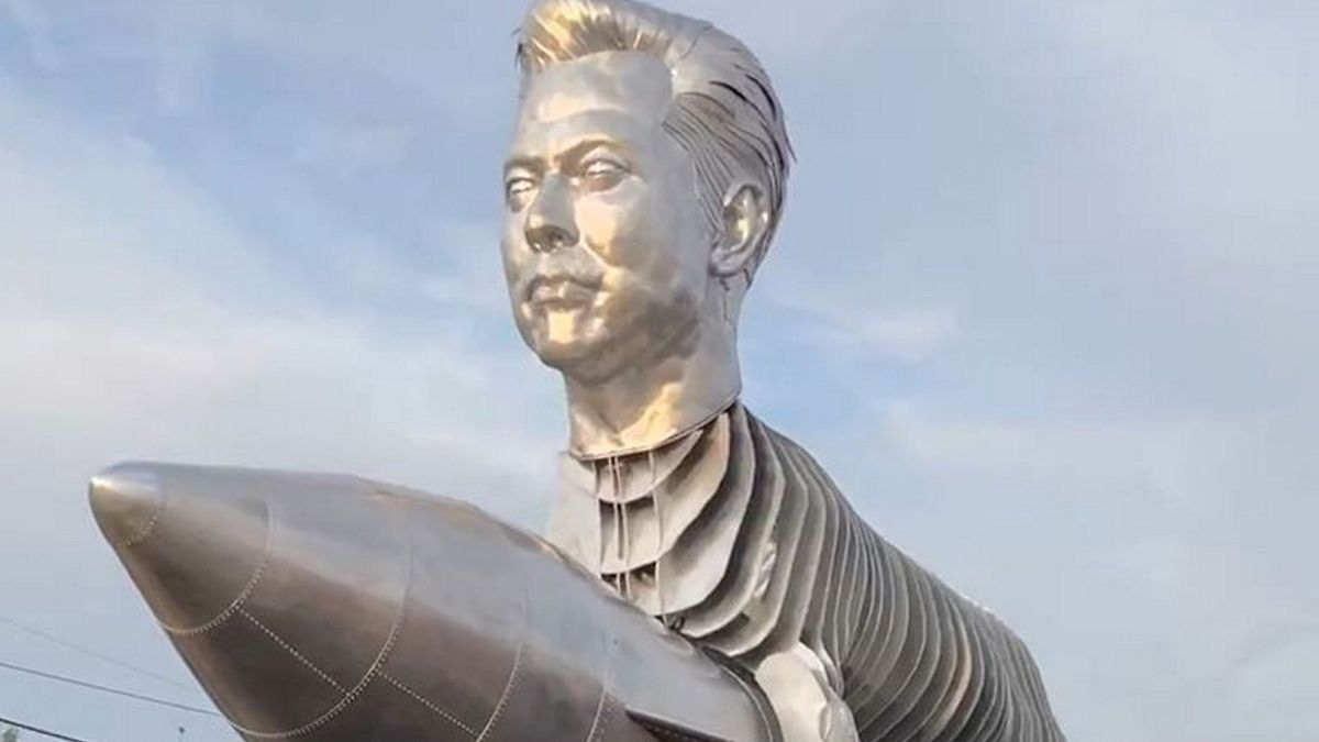 Έλον Μασκ: 600Κ αξίας άγαλμά του ως κατσίκα στην έδρα Tesla
