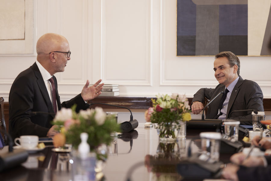Ο πρωθυπουργός Κυριάκος Μητσοτάκης συνομιλεί με τον νέο Εκτελεστικό Διευθυντή της οργάνωσης American Jewish Committee, Ted Deutch, κατά τη διάρκεια της συνάντησής τους στο Μέγαρο Μαξίμου