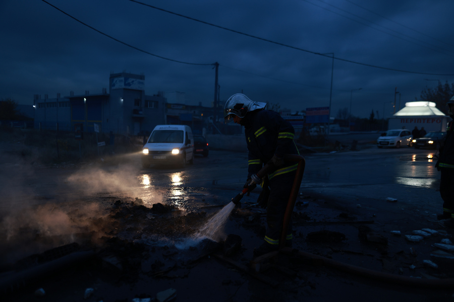 Εκτεταμένες ζημιές μετά από επεισόδια μεταξύ Ρομά και αστυνομικών δυνάμεων, κοντά στον οικισμό Αγ.Σοφία στην περιοχή Διαβατά Θεσσαλονίκης, για τον πυροβολισμό του 16 χρόνου Ρομά από αστυνομικό κατά την διάρκεια καταδίωξης, ξημερώματα της Δευτέρας, Θεσσαλονίκη, Τρίτη 6 Δεκεμβρίου 2022. ΑΠΕ-ΜΠΕ/ΑΠΕ-ΜΠΕ/ΑΧΙΛΛΕΑΣ ΧΗΡΑΣ