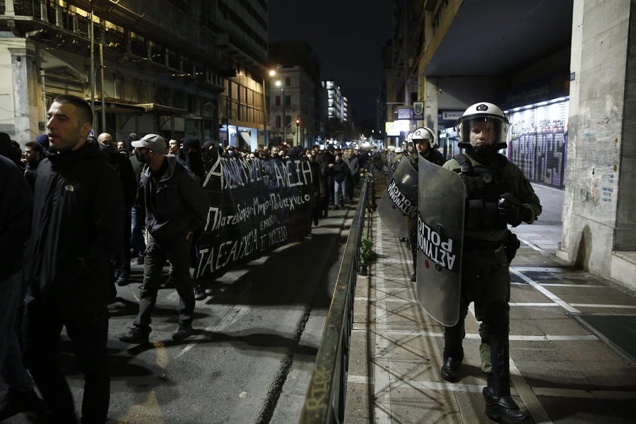 Αστυνομικές δυνάμεις κινούνται παράλληλα με διαδηλωτές στην πορεία μνήμης για την 14η επέτειο της δολοφονίας του Αλέξη Γρηγορόπουλου, Αθήνα, Τρίτη 06 Δεκεμβρίου 2022. Ο Αλέξης Γρηγορόπουλος έπεσε νεκρός στις 6 Δεκεμβρίου του 2008, από τη σφαίρα του ειδικού φρουρού Επαμεινώνδα Κορκονέα, στη συμβολή των οδών Μεσολογγίου και Τζαβέλα στα Εξάρχεια. ΑΠΕ-ΜΠΕ/ΑΠΕ-ΜΠΕ/ΓΙΑΝΝΗΣ ΚΟΛΕΣΙΔΗΣ