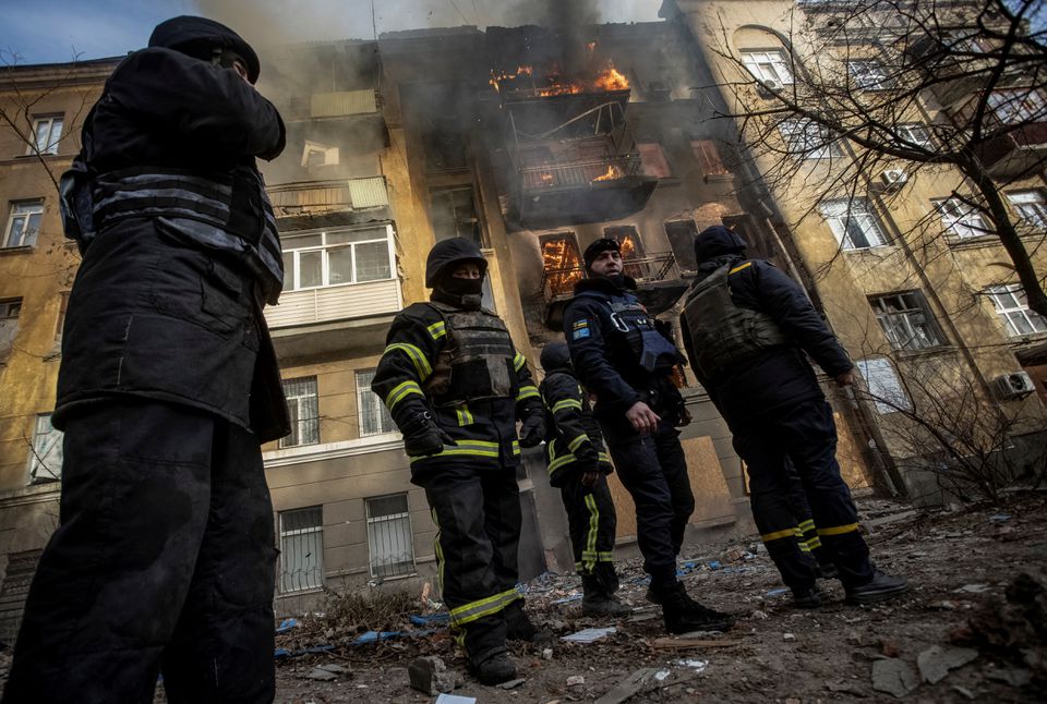 Οι ρωσικές δυνάμεις επιτέθηκαν σε οικισμούς στην ανατολική Ουκρανία από το έδαφος και τον αέρα, όπως δήλωσαν αξιωματούχοι την Πέμπτη
