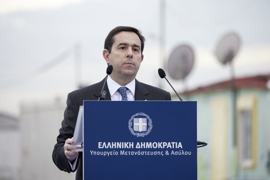 Ο υπουργός Μετανάστευσης και Ασύλου, Νότης Μηταράκης, μιλά στην τελετή παράδοσης-παραλαβής της δομής του Ελαιώνα (ΑΠΕ-ΜΠΕ)