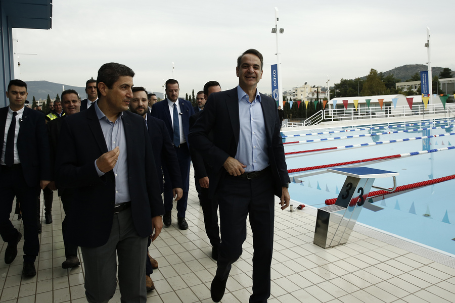 Ο πρωθυπουργός Κυριάκος Μητσοτάκης και ο υφυπουργός Αθλητισμού Λευτέρης Αυγενάκης, περιηγούνται στις εγκαταστάσεις του Ολυμπιακό Κέντρο Υγρού Στίβου στο ΟΑΚΑ (ΑΠΕ-ΜΠΕ)