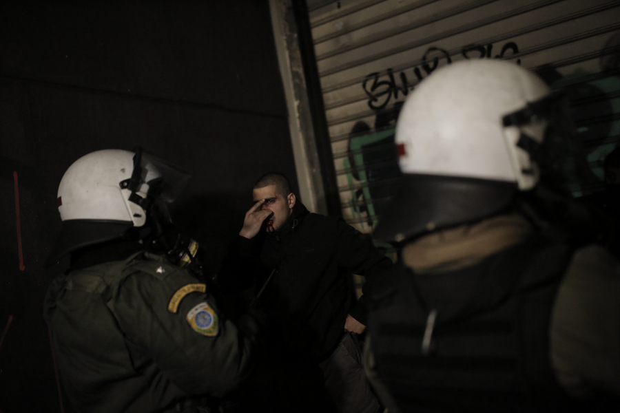 Διαδηλωτές προσάγονται απο αστυνομικούς κατά τη διάρκεια πορείας διαμαρτυρίας στην Αθήνα για τον θάνατο του 16χρονου ρομά Κώστα Φραγκούλη ΑΠΕ-ΜΠΕ/ΑΠΕ-ΜΠΕ/ΚΩΣΤΑΣ ΤΣΙΡΩΝΗΣ