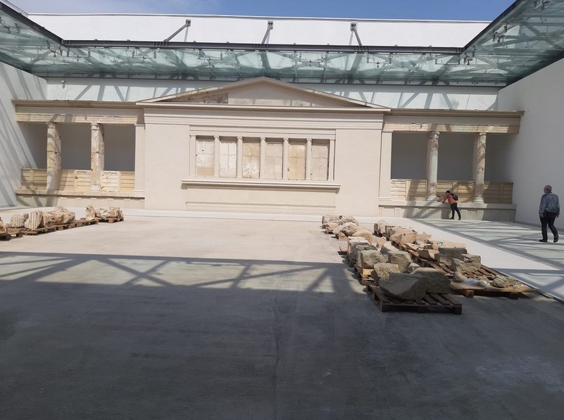Τμήμα του ανακτόρου του Φιλίππου Β΄ αποκατεστημένο στον ημιυπαίθριο χώρο του Πολυκεντρικού Μουσείου Αιγών